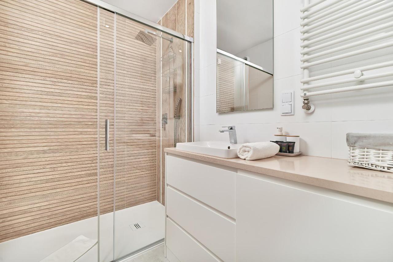 Exclusive Apartments Gwiazdzista With Free Garage Wroclaw By Noclegi Renters Esterno foto